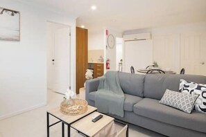 Private Living Room (4)