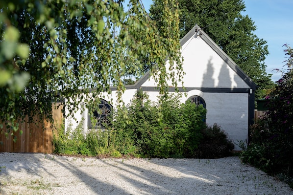 Welcome to your quaint country cottage with free onsite parking