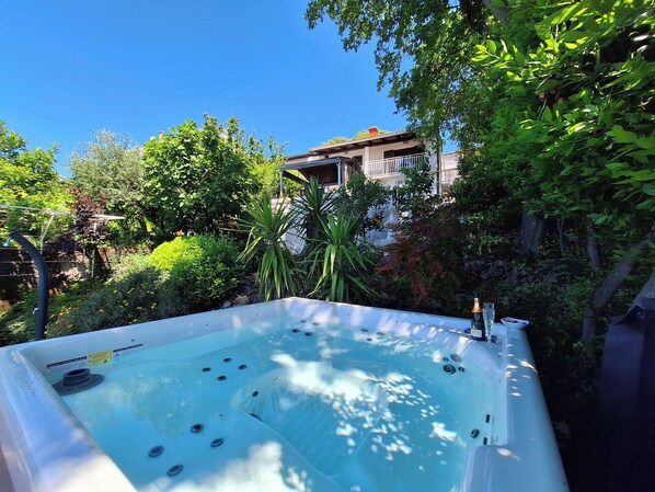 Outdoor spa tub
