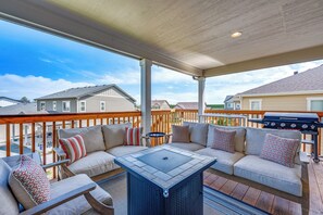 Deck | Outdoor Seating | Gas Fire Pit | Blackstone Grill