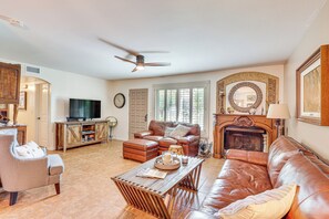 Living Room | Free WiFi | Central A/C & Heat | Smart TV