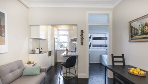 Dining for 3 with breakfast bar and unlimited wifi