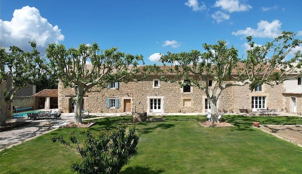 Location vacances LAMANON mas à louer façade