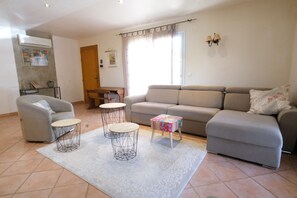MAUBEC holiday rental house for rent living room