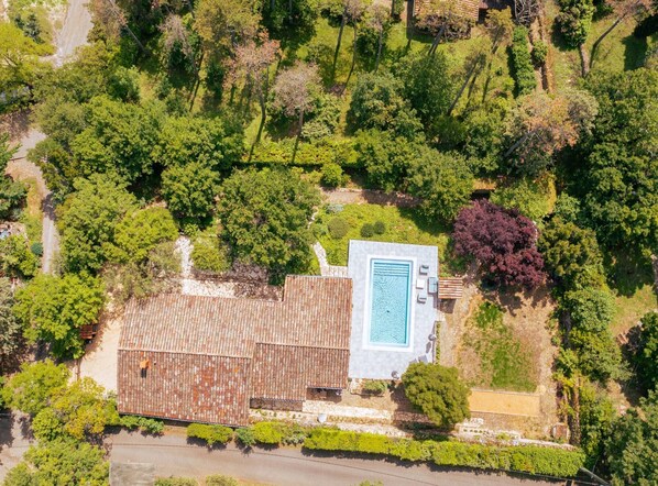 Outside: Heated swimming pool - Table for 6 - Garden lounge with deckchairs, parasols... - Plancha gas - Bike box - Green areas - Boules pitch. 
