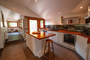 Fully equipped kitchen - dishwasher - oven, microwave, fridge - toaster - blender - Nespresso coffee machine + electric kettle - gas hob.