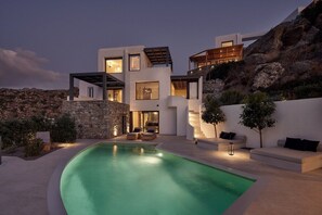 Naxea Villas offer a magical destination for families, couples, groups of friends and digital nomads, and an opportunity to experience Naxos at the epitome of comfort, luxury, and authenticity, while enjoying absolute privacy, whenever you need it.