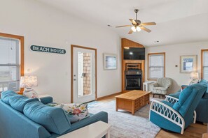 KDN1339: Flamingo Nest | Top Level Living Area