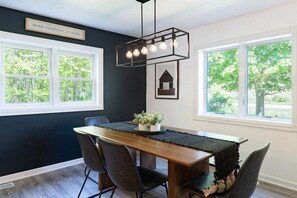 Dinning Area with seating for 6