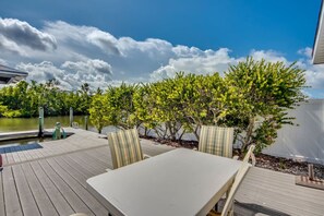 Great entertainment space with channel views!