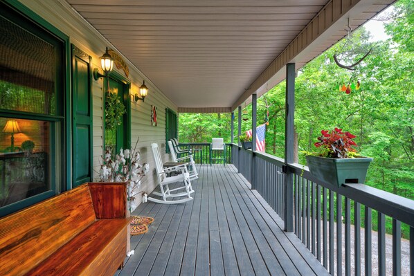 Unwind on the large front porch & relax in the serenity of nature