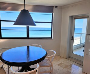 Privateer 601S dining area with gulf views