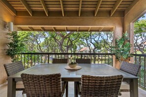 Dining for six on the lanai
