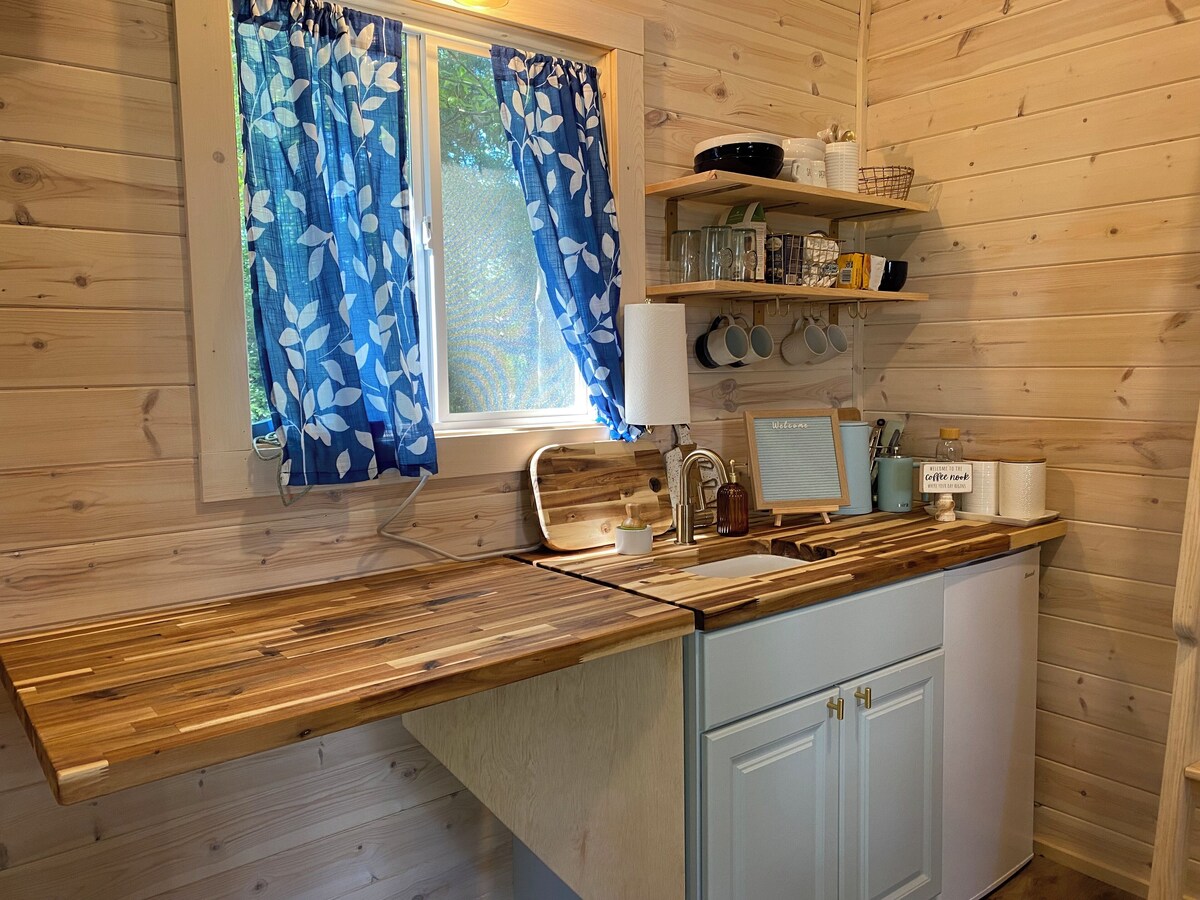 The Salty Barn – tiny barn a block from the Marsh Walk and boat launch