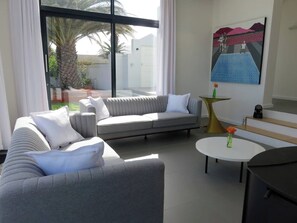 The Cape White Villa / Common space - living area