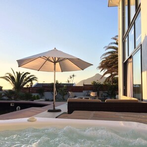 The Cape White Villa / Jacuzzi and chapmans peak