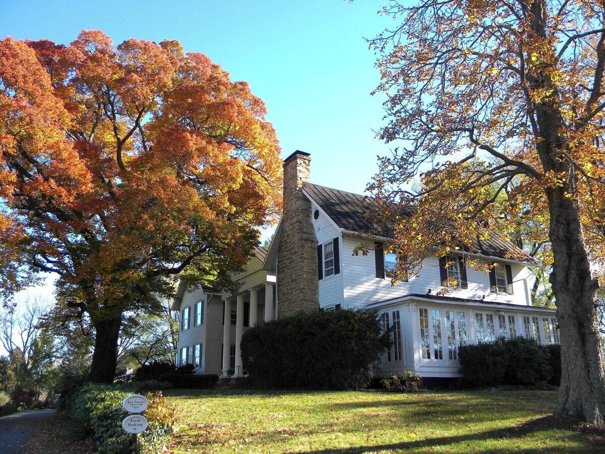 Charming Presidential Suite Loft with kitchen – The Inn at Black Horse Manor