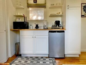 Kitchenette: microwave, coffee maker, fridge.