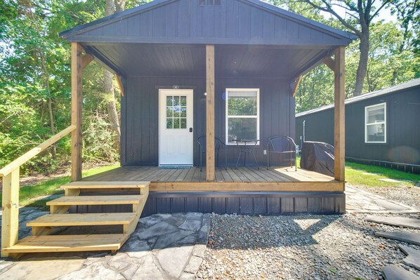 Grove Vacation Rental | 2BR | 1BA | 704 Sq Ft | Stairs Required