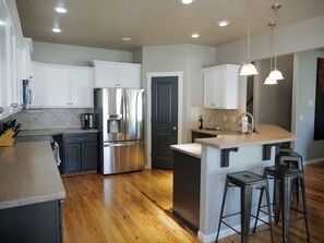 Sitting Bar and Kitchen