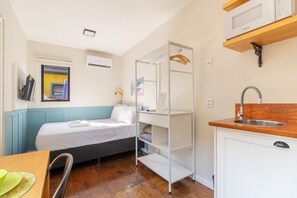 Espaço minimalista, porém com todos os recursos necessários para uma confortável estadia. Disponibilizamos roupa de cama e banho.