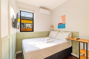 Espaço minimalista, porém com todos os recursos necessários para uma confortável estadia. Disponibilizamos roupa de cama e banho