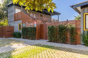 Reconhecer o local da sua hospedagem é fácil: primeiro pela natureza da construção em containers marítimos e em segundo pela nossa logomarca na fachada principal.Dispomos de 6 vagas de estacionamento na frente do imóvel