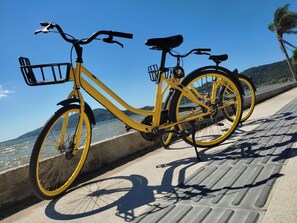 Disponibilizamos bicicletas para aluguel por diária a preços mínimos! Com elas você poderá passear pelas ciclovias à beira da Lagoa da Conceição e ir até a Praia da Joaquina ou Campeche