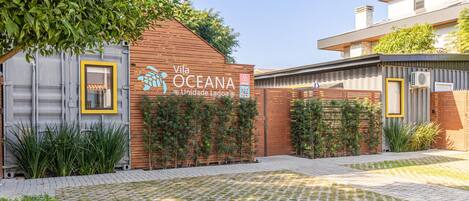 Reconhecer o local da sua hospedagem é fácil: primeiro pela natureza da construção em containers marítimos e em segundo pela nossa logomarca na fachada principal. Dispomos de 6 vagas de estacionamento na frente do imóvel.