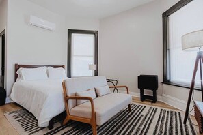 Need a flexible check-in? Let's chat about accommodating your schedule!