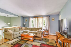 Living Room | Free WiFi | Smart TV | Upper Level