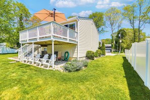 Private Yard | Adirondack Chairs | Walk to Narrow River