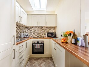 Kitchen | Carraig Dhubh Cottage - Carraig Dhubh Cottages, Whiting Bay