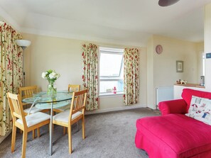 Living room/dining room | Carraig Dhubh Cottage - Carraig Dhubh Cottages, Whiting Bay