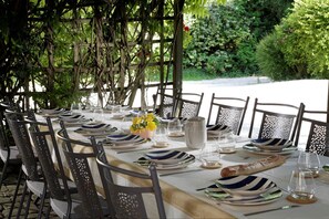 TABLE EXTÉRIEURE