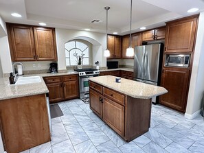 Full kitchen w/ island