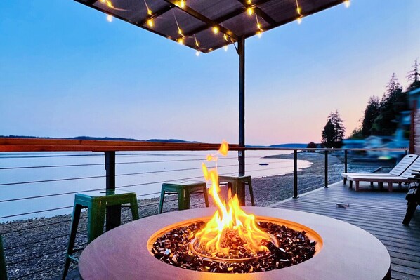Hood Canal Getaway Cottage - Beachfront Tide & Firepit