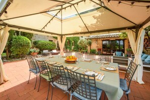Outdoor dining
