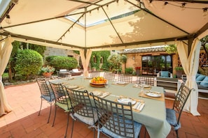 Outdoor dining