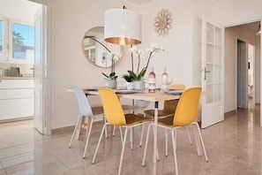 Salle à manger appartement Les 2 Frères (2)