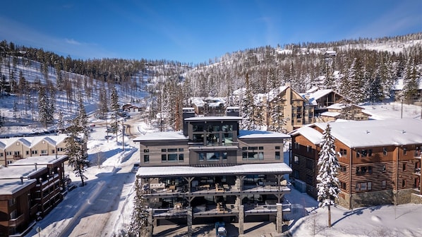 Positioned near the Base Lodge of Whitefish Mountain Resort, the Summit offers incredible mountain views year-round.
