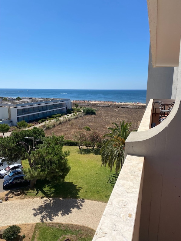 Vista da praia da varanda da sala