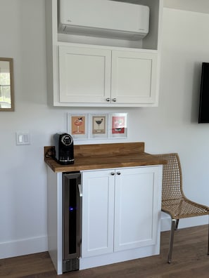 mini bar/coffee bar