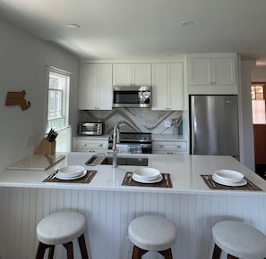 Fully equipped kitchen to cook and entertain