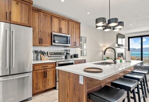 Beautiful modern kitchen stocked with all the essentials.