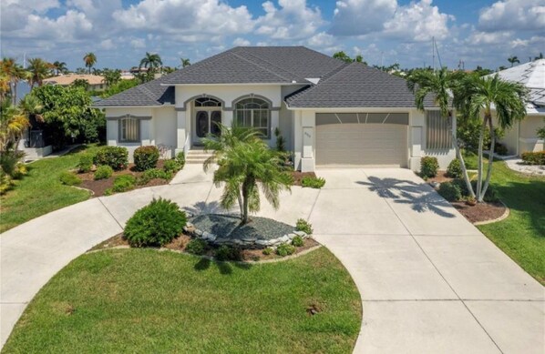 FANTASTIC STATELY HOME WITH EASY CIRCULAR DRIVEWAY 