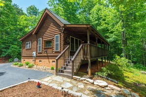 Enjoy privacy and comfort at Nature's Nook Cabin in the gorgeous community of Gateway Mountain!