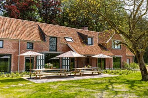 Luxurious sustainable home with delightful picnic space