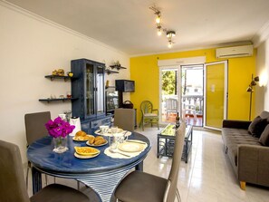 Tabelle, Möbel, Eigentum, Stuhl, Interior Design, Holz, Couch, Wohnzimmer, Fussboden, Flooring