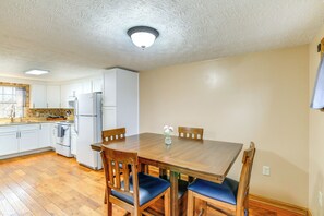 Dining Area | Dishware/Flatware Provided | 1st Floor